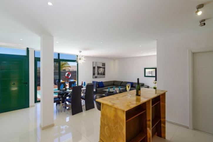 Spacious Private Villa & Private Heated Pool - Villa Sunshine Costa Teguise Extérieur photo